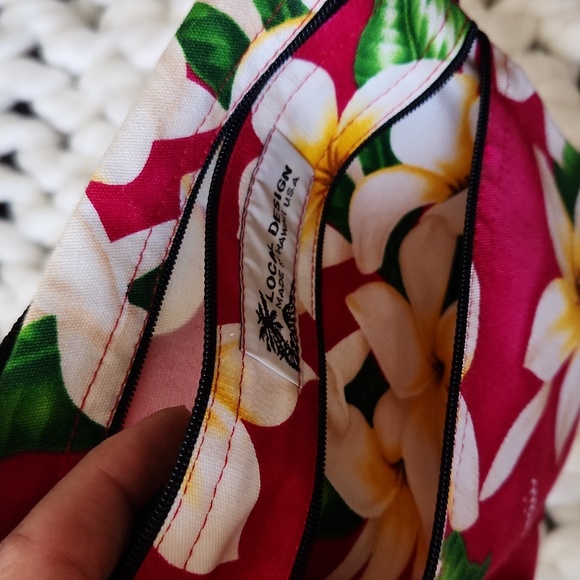 Hawaiian Crossbody Bag, Floral pink/white design. 'Local Designz' 2 zip pockets - Picture 6 of 9
